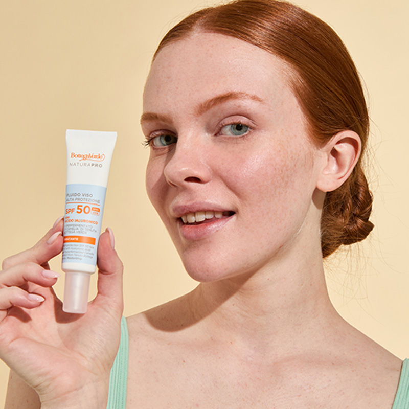 High-protection SPF 50 face fluid - with Hyaluronic Acid and hyperfermented Camellia extract from Tenuta Bottega Verde. Moisturizing (25 ml) - all skin types