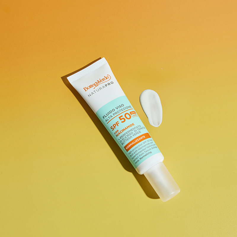 High-protection SPF 50 face fluid - with Niacinamide and hyperfermented Helichrysum extract from Tenuta Bottega Verde. Normalizing (25 ml) - combination and oily skin